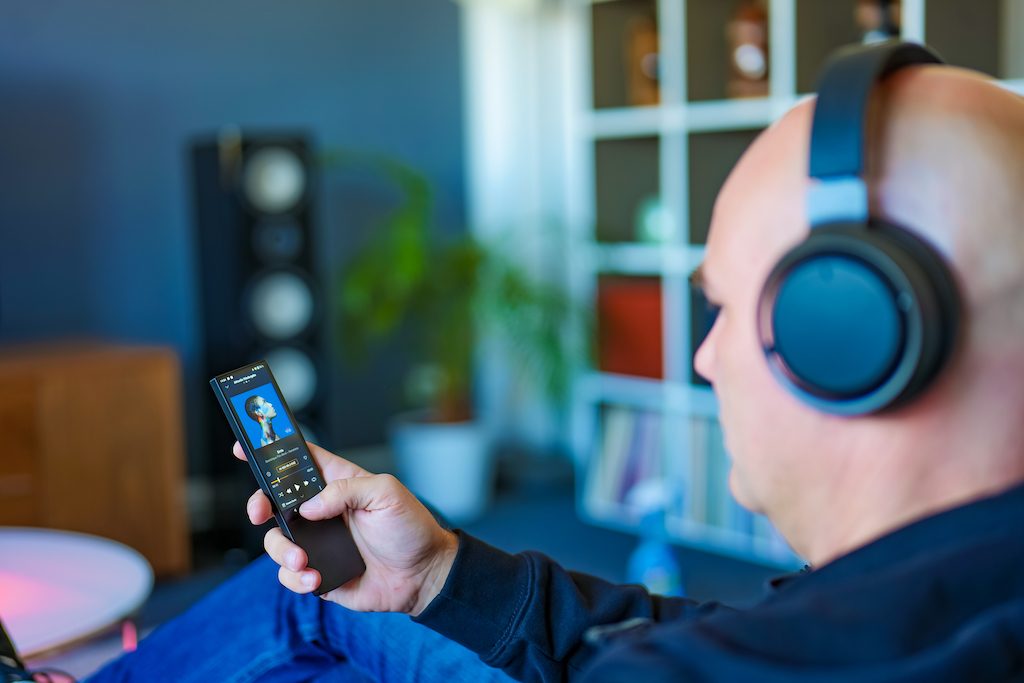 Über Bluetooth kann Musik auch direkt und ohne weiteres Device an einen Bluetooth-Kopfhörer geschickt und gehört werden.