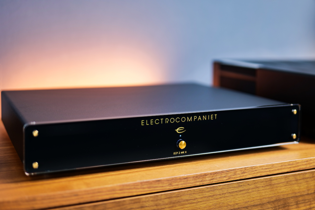 Der ECP 2 MK II bietet optisch die typischen Trademarks von Electrocompaniet: Mit der Acrylfront und den goldfarbenen Applikationen erweist sich diese Phono-Vorstufe klar als Verstärker aus dem Portfolio der Norweger.