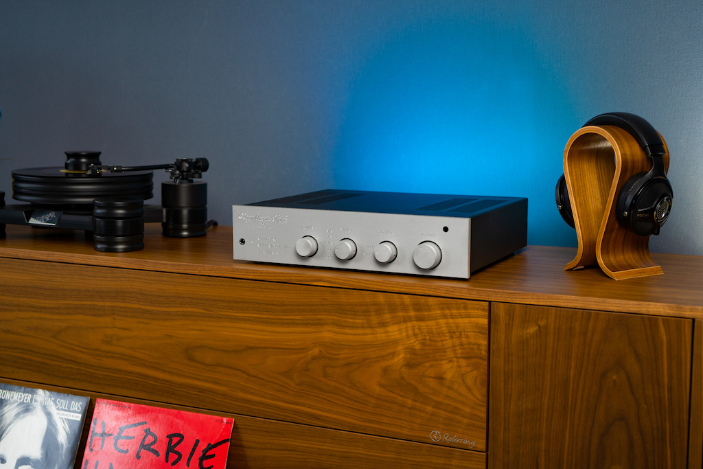 Der Symphonic Line RG 10 MK 5 Reference HD Master S im Hörtest: Hier sehen wir das Kraftwerk neben dem Plattenspieler Transrotor Dark Star und dem Kopfhörer Focal Utopia.