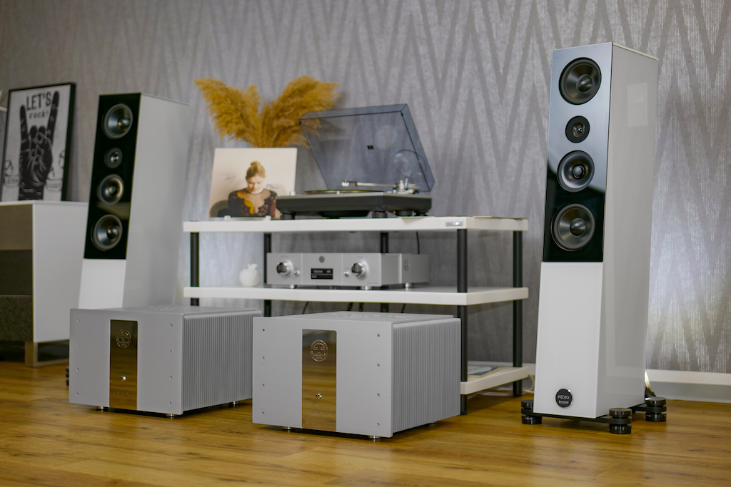 Der Accustic Arts Mono IV im Hörraum. Hier treiben zwei Exemplare dieser Mono-Hochleistungs-Endstufe ein Paar Audio Physic Midex an. Als Vorverstärker agiert der Preamp V. Hier ist als Quelle der Plattenspieler Technics SL-1200G angeschlossen.