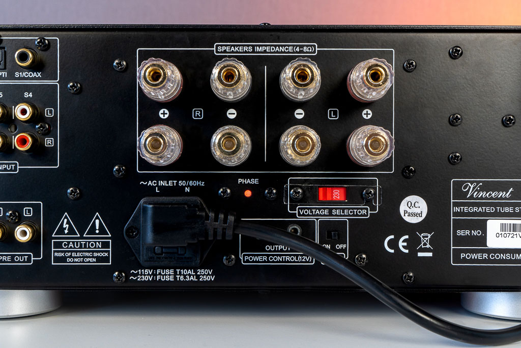 Der SV-237MKII bietet erstklassige Klemmen mit freilaufenden Anpress-Scheiben. So werden bei der Verwendung von blanker Litze die feinen Drähtchen beim Anziehen der Klemmen nicht in Mitleidenschaft gezogen. Mit vier Klemmen für den linken und den rechten Kanal können angeschlossene Lautsprecher im Bi-Wiring-Verfahren betrieben werden, also mit getrennten Kabeln für die Ansteuerung der Höhen und Mitten/Bässe.Unter den Klemmen ist der Einbaustecker für den Netzanschluss. Mit „L“ und „N“ ist gekennzeichnet, wie im Gerät Phase und Nullleiter geführt sind. Den phasenrichtigen Anschluss ermöglicht die „Phase“-LED: Wenn sie leuchtet, sollte man den Netzstecker anders herum in die Steckdose oder Leiste einführen. Dann erlischt die LED, weil der Verstärker nun phasenrichtig angeschlossen ist und so seine beste Performance bieten kann. 