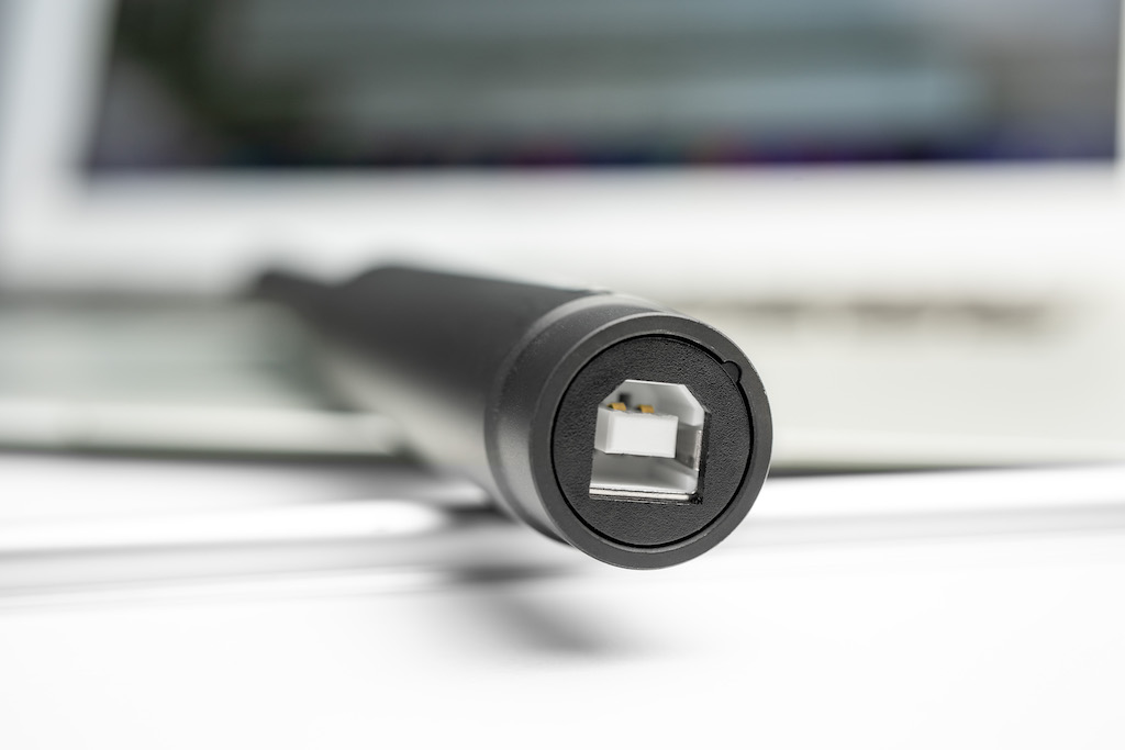 Der USB-Anschluss sorgt dafür, dass das Mikro seine bereits digitalisierten Daten einfach und ohne ein weiteres Interface an den angeschlossenen Rechner übertragen kann. So geht Plug& Play.