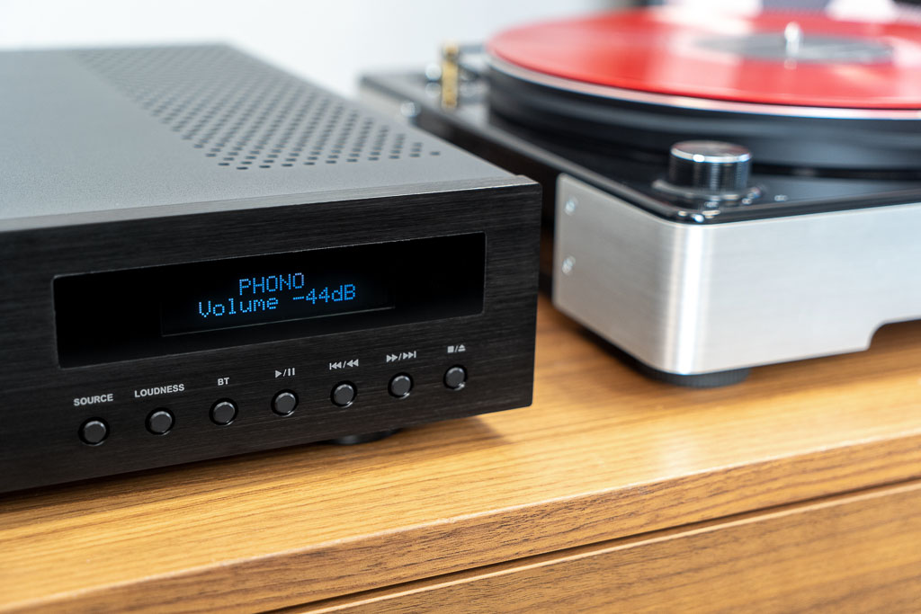 Vinyl ist in – und der EX-714 ist hier à jour: Analogseitig bietet der All-in-One-Player einen Phono-Anschluss für Plattenspieler mit Moving Magnet-System.