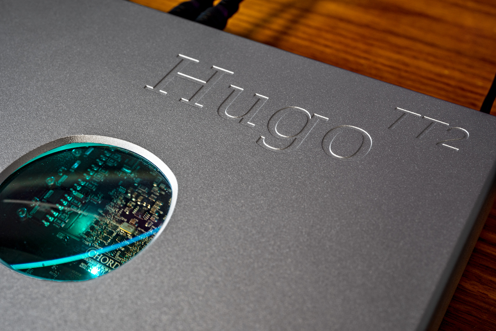 Das Lupenglas auf der Oberseite erlaubt einen Einblick in die Technik des Hugo TT 2. Die Illumination sorgt für einen fast magischen Anblick. Die Farbe der eingebauten LED gibt Auskunft über die Samplingrate des aktuell verarbeiteten Files.