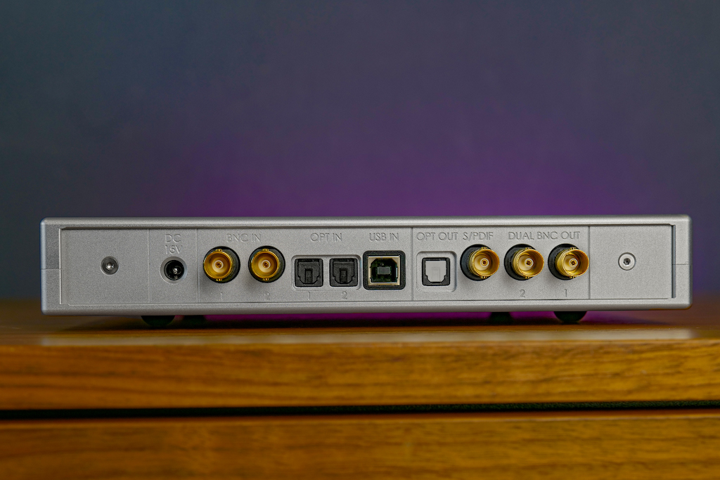 Die digitalen Anschlüsse des Hugo M Scaler: Eingangsseitig bietet er einen USB-B-Port, zwei optische S/PDIF-Schnittstellen und zwei BNC-Buchsen. Ausgangsseitig offeriert er eine optische und eine koaxiale S/PDIF-Schnittstelle, hinzu kommen zwei BNC-Buchsen, die dual nutzbar sind. So können Daten bis PCM 768 Kilohertz/24 Bit ausgespielt werden.