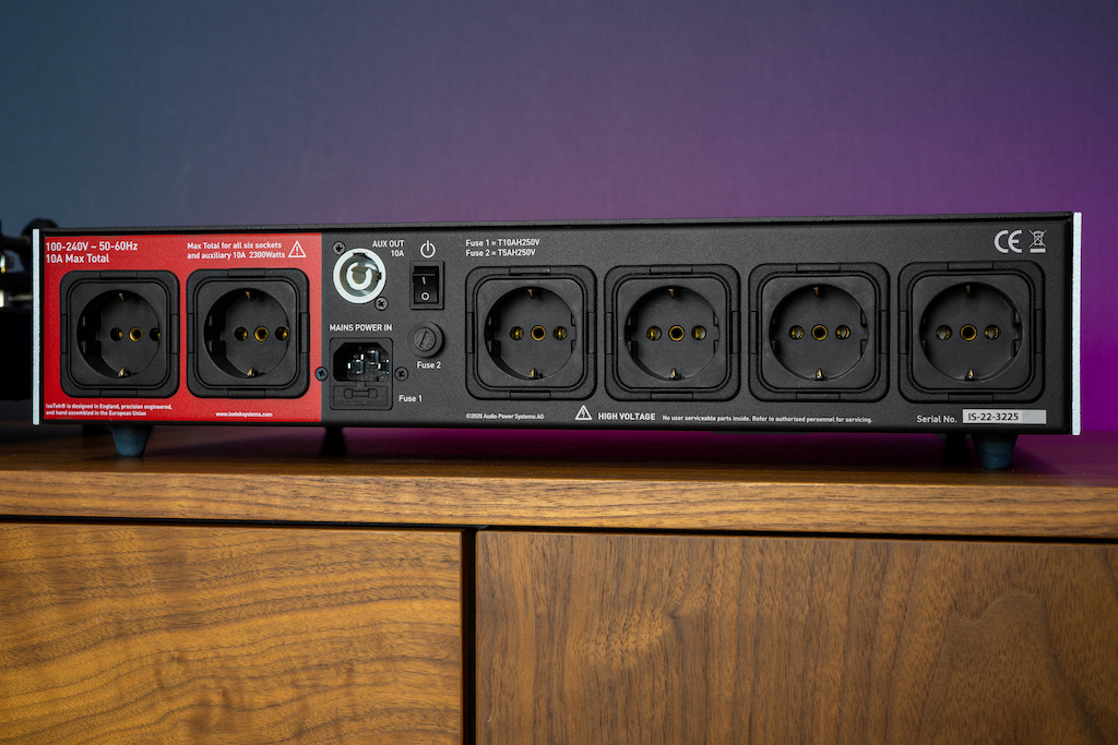 Der V5 Elektra besitzt insgesamt sechs Ausgänge zum Anschluss von Audio- und Video-Komponenten. Hierbei bietet er vier Steckplätze für Zuspieler und in der rot gekennzeichneten Sektion zwei Steckplätze für leistungsintensive Geräte.