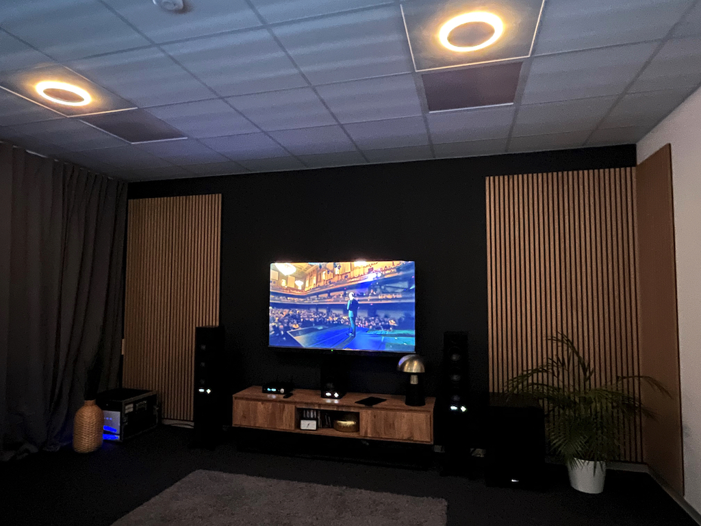 Hörraum 1 stellte ein 7.1.4-Setup mit Standlautsprechern, Rears, Subwoofer ...