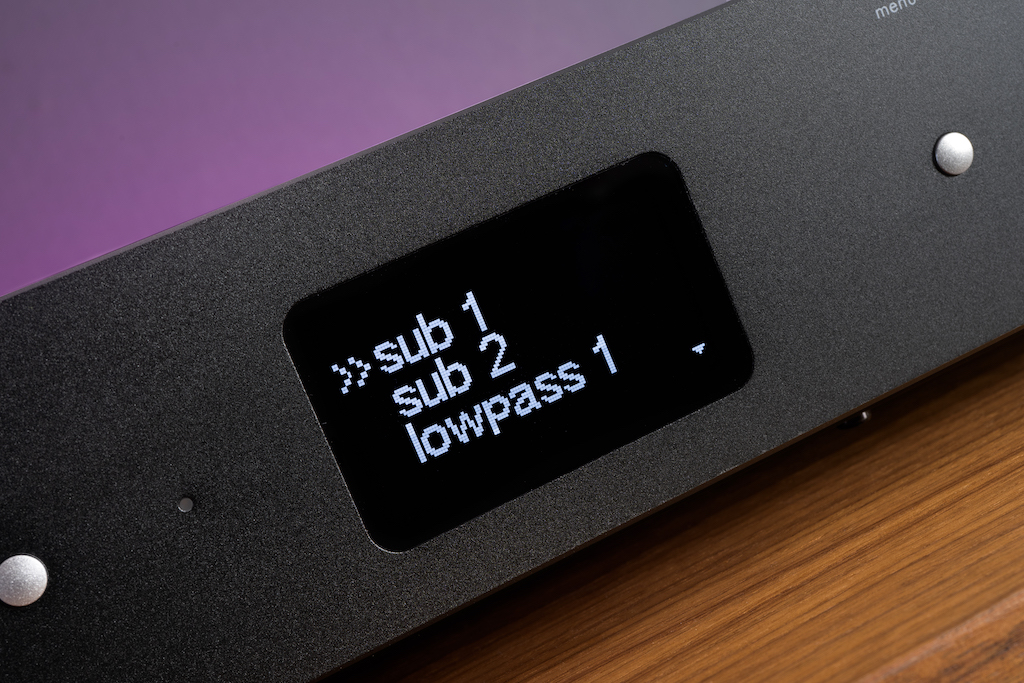 Der nuControl 2 stellt ein Mono-Signal für gleich zwei Aktiv-Subwoofer zur Verfügung. Jeder Subwoofer kann separat eingestellt werden – und diese Anpassung ist eines AV-Receivers würdig: Das Signal kann in Level, Delay und Phase (0° und 180°) eingestellt werden. 