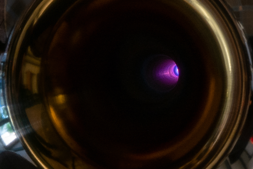 Ein Blick in das Bronze-Horn offenbart die Plasma-Flamme des Ionen-Hochtöners. Dank dieser masselosen Schallwandlung spielt der Super-Tweeter hoch bis zu 40 Kilohertz.