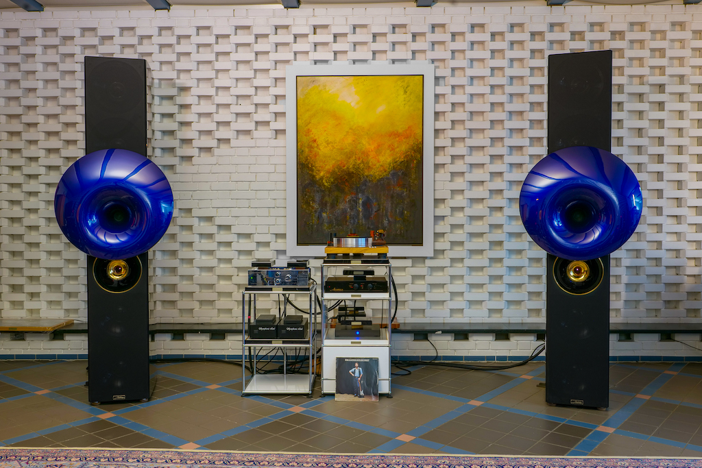 Der Hyperion ist ein audiophiles Statement in skulpturalem Design. Zur freien Entfaltung seiner Kraft und Klangkultur sollte ihm ein Raum von mindesten 30 Quadratmetern zur Verfügung stehen.