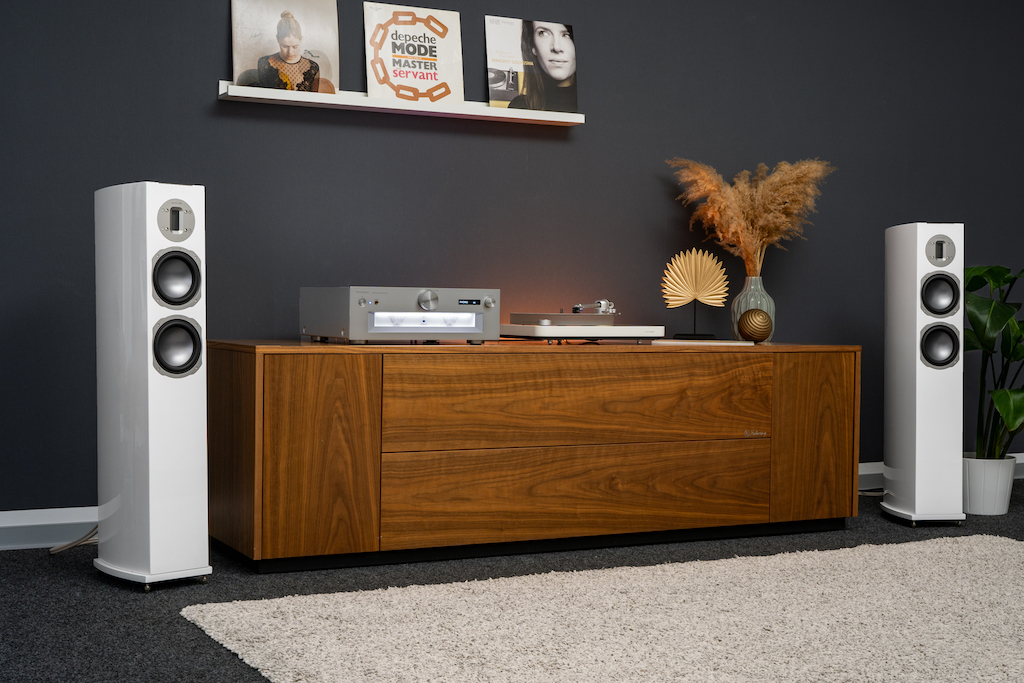 Der Clearaudio Concept Edition im Hörraum: Hier spielt er mit dem Vollverstärker Technics SU-G700M2 und dem Lautsprecher Quadral Chromium Style 65.