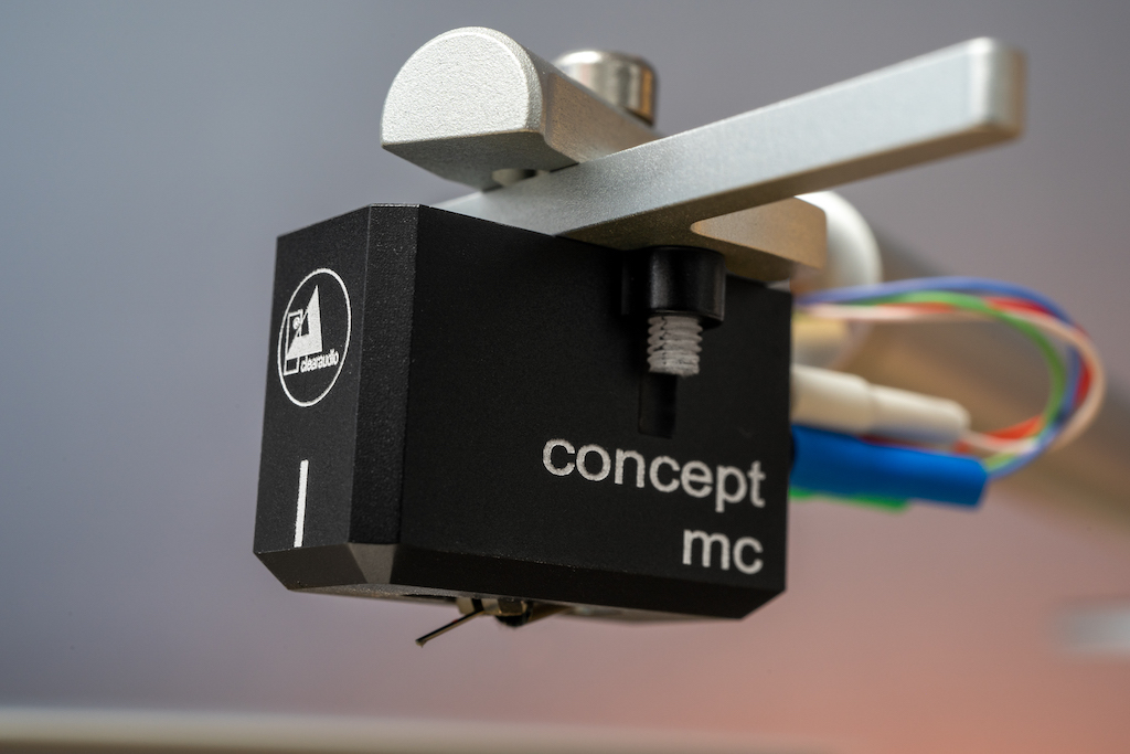 Unser Testmodell ist mit dem Concept MC ausgestattet: Mit diesem Moving Coil-System hat Clearaudio seinen Plan umgesetzt, einen hochwertigen MC-Abtaster für preisbewusste Audiophile zu kreieren. Auf Wunsch kann aber auch jedes andere System unter die Kopfplatte gesetzt werden.