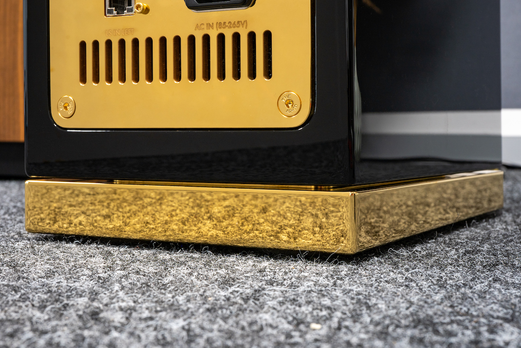 Auch der zweieinhalb Zentimeter hohe Sockel ist aus massivem Edelstahl gefertigt und mit echtem Gold veredelt. Als Pendant zur Blende bildet er den stimmigen bodenseitigen Abschluss des Lautsprechers.