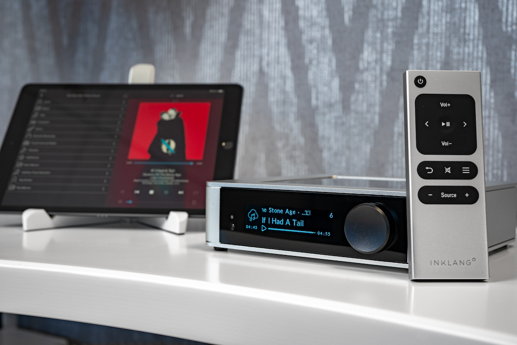 Der optionale HD 10 Stream Connect komplettiert die Ayers One Wireless zum kabellosen Komplettsystem und befähigt die Lautsprecher erst zum Wireless Streaming. Der schicke, kompakte Soundhub kann über sein frontseitiges Multifunktionsrad oder die metallene Fernbedienung gehandhabt werden. Komfortabel wird das Musikmanagement aber erst so richtig durch die eigene App.