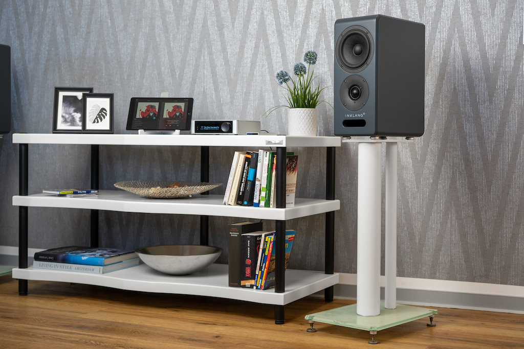 Die Ayers One Wireless spielt am besten auf Stativen. So sind akustische Einflüsse durch ein Regal oder ein Sideboard ausgeschlossen. 