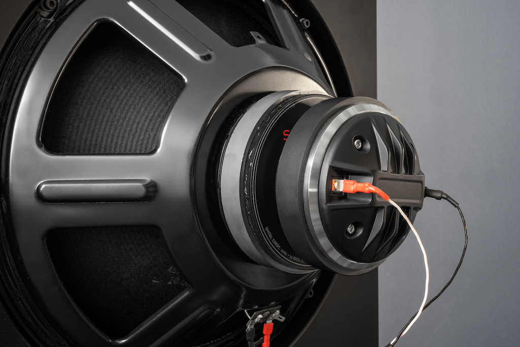 Das Koaxial-Chassis von hinten: Hier sieht man, dass der für den Hochton eingesetzte Kompressionstreiber von hinten an den Mittelton-Woofer angeflanscht ist. Der Schall des Tweeters wird mithilfe eines Tunnels durch den Woofer-Antrieb geleitet.