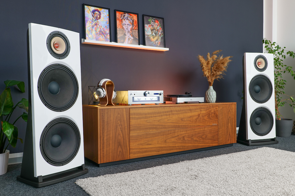 Elegant und luftig: Die Omnes Audio InStyle L MK II ist optisch wie akustisch ein Ausnahmelautsprecher.