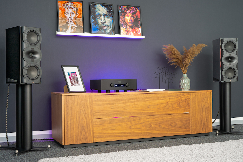 Der Perlisten R5m im Hörraum: Dieser Monitor dankt den Einsatz eines kraftvollen Verstärkers mit exzellenter Dynamik und hochgradiger Pegelfestigkeit. Hier spielt der Monitor mit dem Hegel H360.