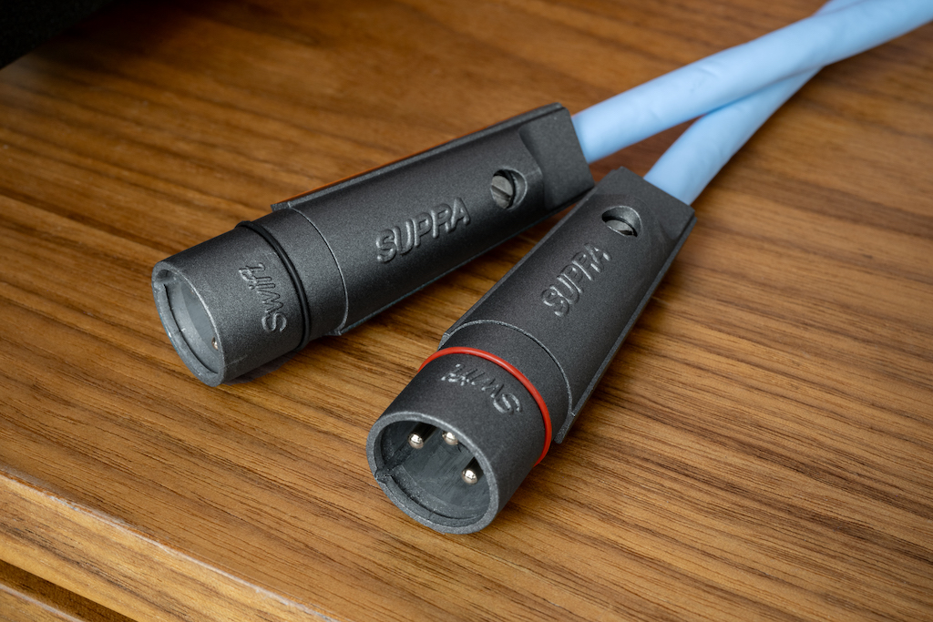 In der XLR-Version ist das XL Annorum mit den Swift XLR Light AU 1-Steckern ausgestattet, die Supra Cables selbst entwickelt hat. Die Stifte sind aus sauerstofffreiem Kupfer gefertigt und besitzen eine 24-Karat-Goldbeschichtung.