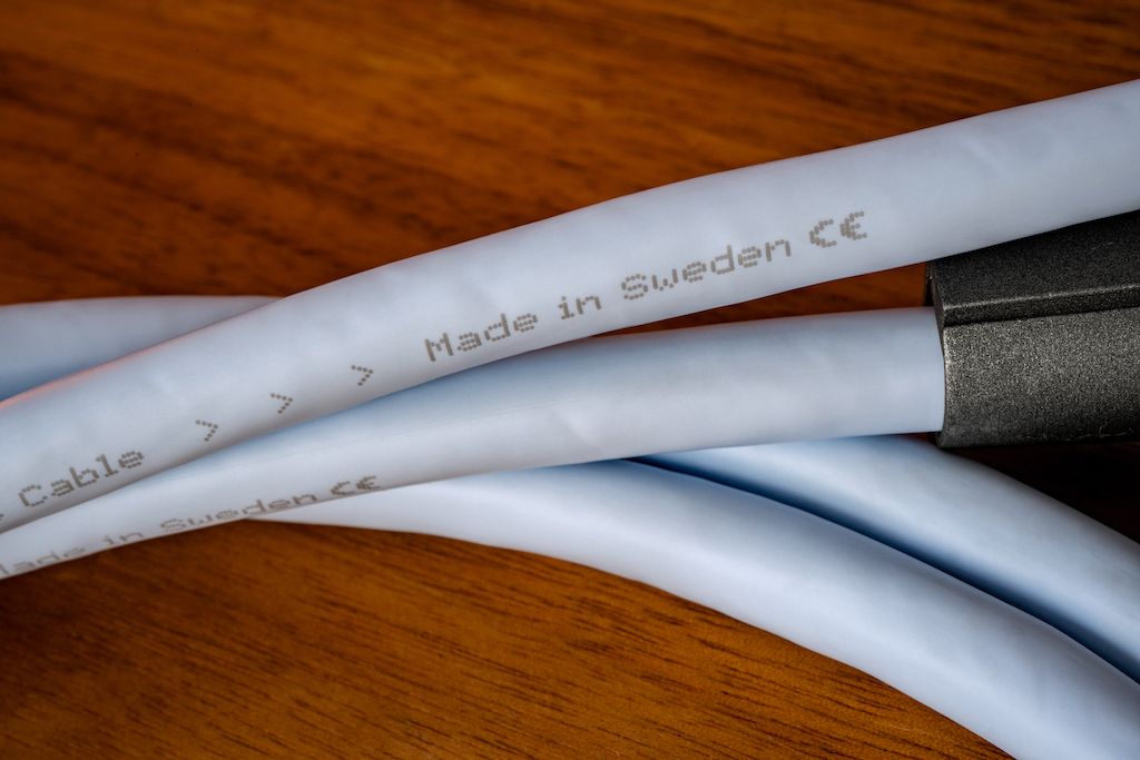 Der Mantel ist, wie immer bei Supra Cables‘ Audio-Kabeln, mit Pfeilen beschriftet. Sie geben die Richtung der Signalführung an. Dies ist für die ebenfalls erhältliche Cinch-Version des XL Annorum relevant. Bei der XLR-Ausführung dieses Kabel hingegen ergibt sich die Anschlussweise allein schon aus der Stecker-Konfiguration.