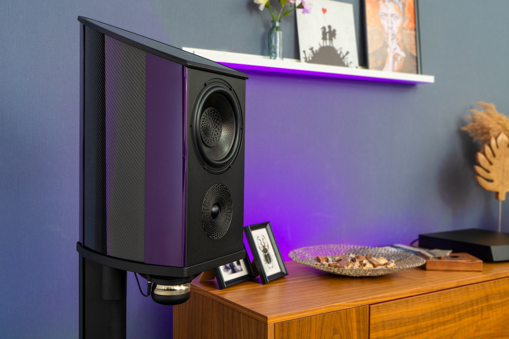 Die Wilson Benesch Discovery 3zero im Hörraum: Dank ihres überlegten Konzept erweist sich dieser Lautsprecher als überaus aufstellungsunkritisch und liefert auch ohne großen Aufstellungs-Aufwand eine überragende Performance.