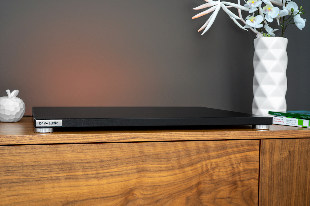 Flache Basis: Die bFly-audio FlatLine PLUS XL ist gerade mal 30 Millimeter hoch. Damit eignet sie sich insbesondere bei beengten Platzverhältnissen.