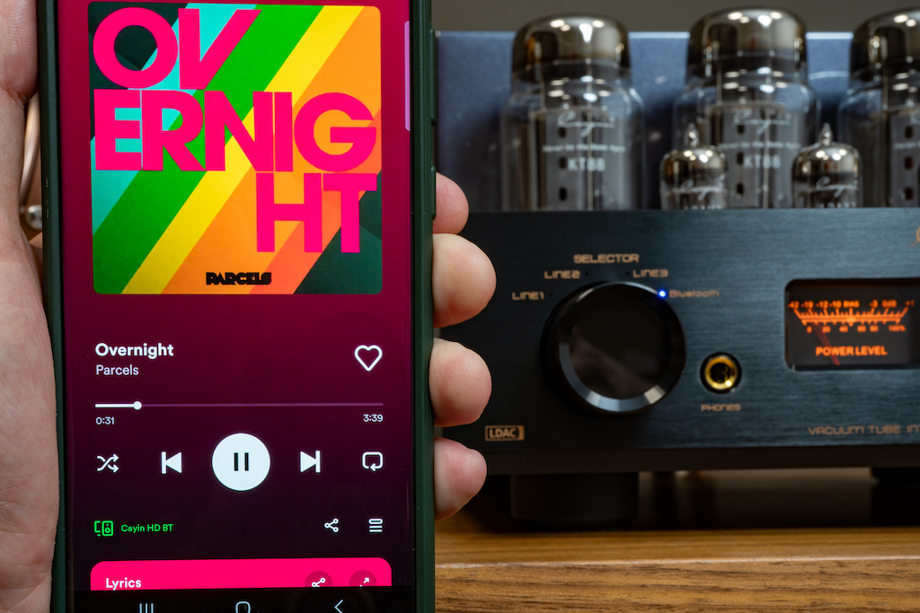 Der Jazz 80 ist mit einem Bluetooth-Modul ausgestattet.. Es ermöglicht das kabellose und verzögerungsarme Streamen von Musik-Files in HiRes-Qualität.