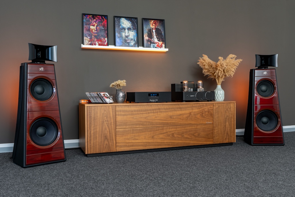 Der Voxytiv T-211 im Hörraum: Hier spielt er mit dem Open Baffle-Lautsprecher Diesis Aura, als Zuspieler agiert der CD-Player Symphonic Line Reference MK 3.