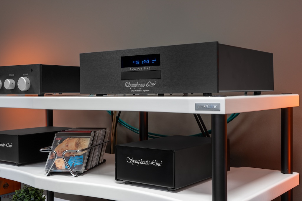 Der Symphonic Line CD-Player Reference MK 3 zeigt sich mit dezent-aufgeräumter Front – und sorgt doch bereits optisch durch sein externes Netzteil für Aufsehen.