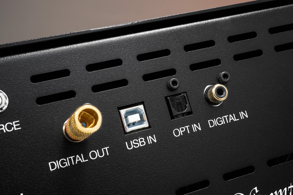 Die digitale Input- und Output-Sektion: Mit den drei Eingängen kann der CD-Player Reference MK 3 auch als eigenständiger DAC genutzt werden. Hierfür stehen ein optischer sowie ein elektrisch-koaxialer S/PDIF-Input und der USB-Port zur Verfügung. Der Digital Out ist, wie man hier erkennen kann, zugunsten maximaler Störungsfreiheit mit einem Cinch-Stecker abgeschlossen, der im Innern einen Widerstand birgt.