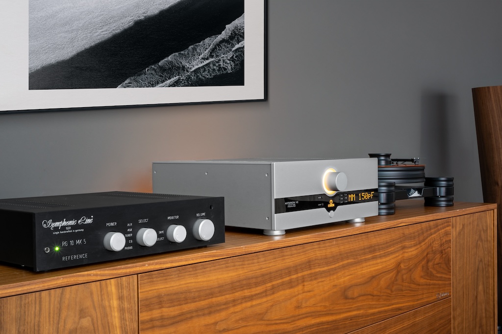 Hier spielt der Phono-Vorverstärker mit dem Plattenspieler Transrotor Dark Star, als Verstärker agiert der Symphonic Line RG 10 MK 5 Reference, der Im Test vom Hegel H360 abgelöst wird.