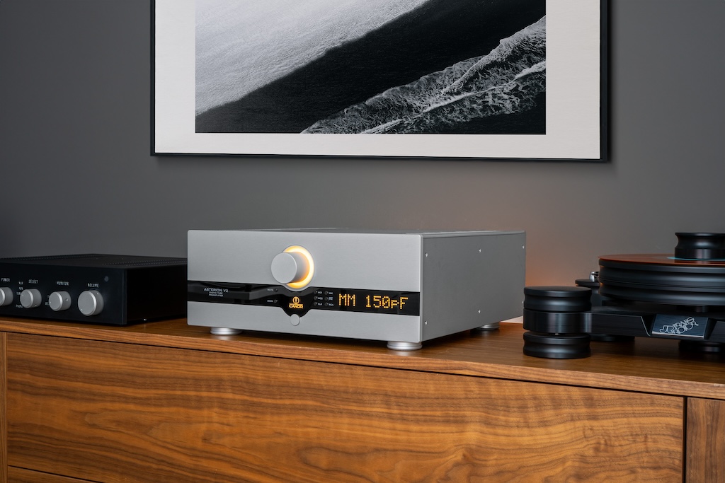 Der Asterion V2 zeigt sich im Test als vielseitiger Phono-Vorverstärker mit zahlreichen Einstellmöglichkeiten und praxtischen Features.