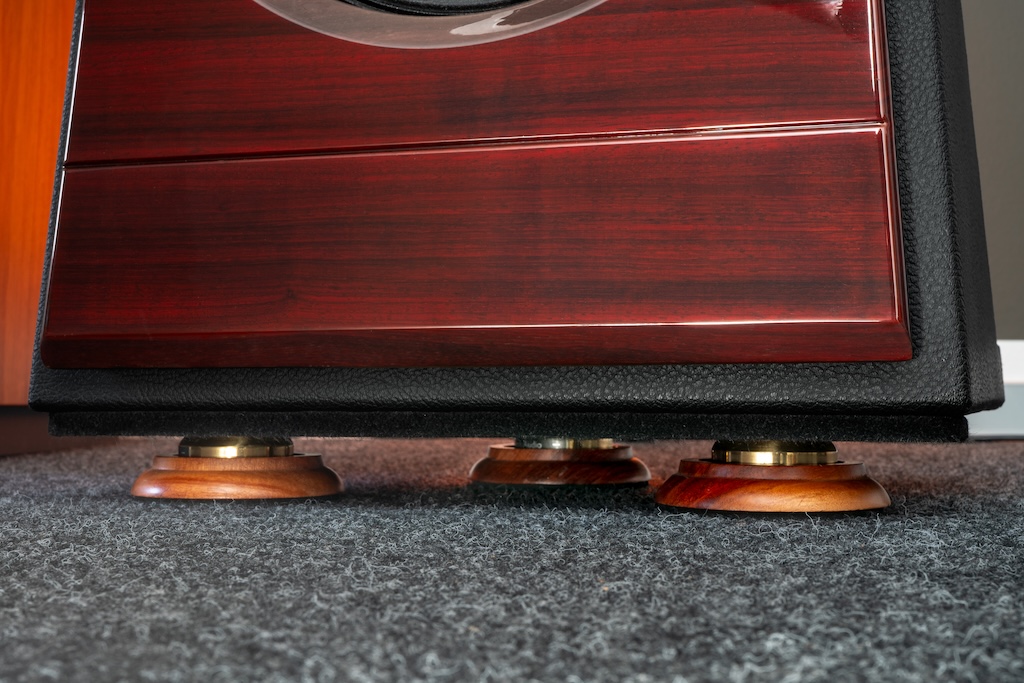 Die Diesis Aura ist in der Standard-Ausführung mit einfacheren Füßen ausgestattet. Optional bietet Diesis Audio die hier abgebildeten Spezial-Füße an, die ein deutliches Klang-Tuning bewirken.