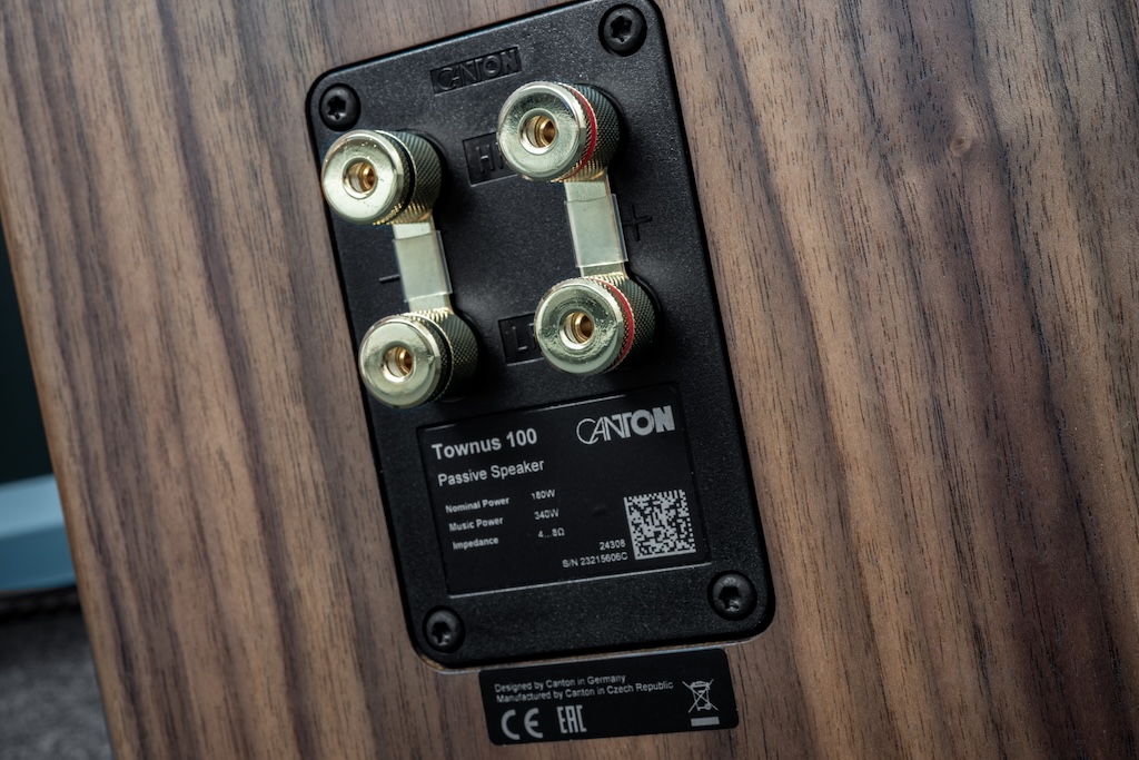 Für den Anschluss bietet der Lautsprecher ein Terminal mit massiven, vergoldeten Klemmen. Entfernt man die eingesetzten Brücken, kann man den Hoch- und den Tiefton separat anschließen. Dies ermöglicht Bi-Wiring mit getrennten Kabeln oder sogar Bi-Amping separaten Verstärkern.