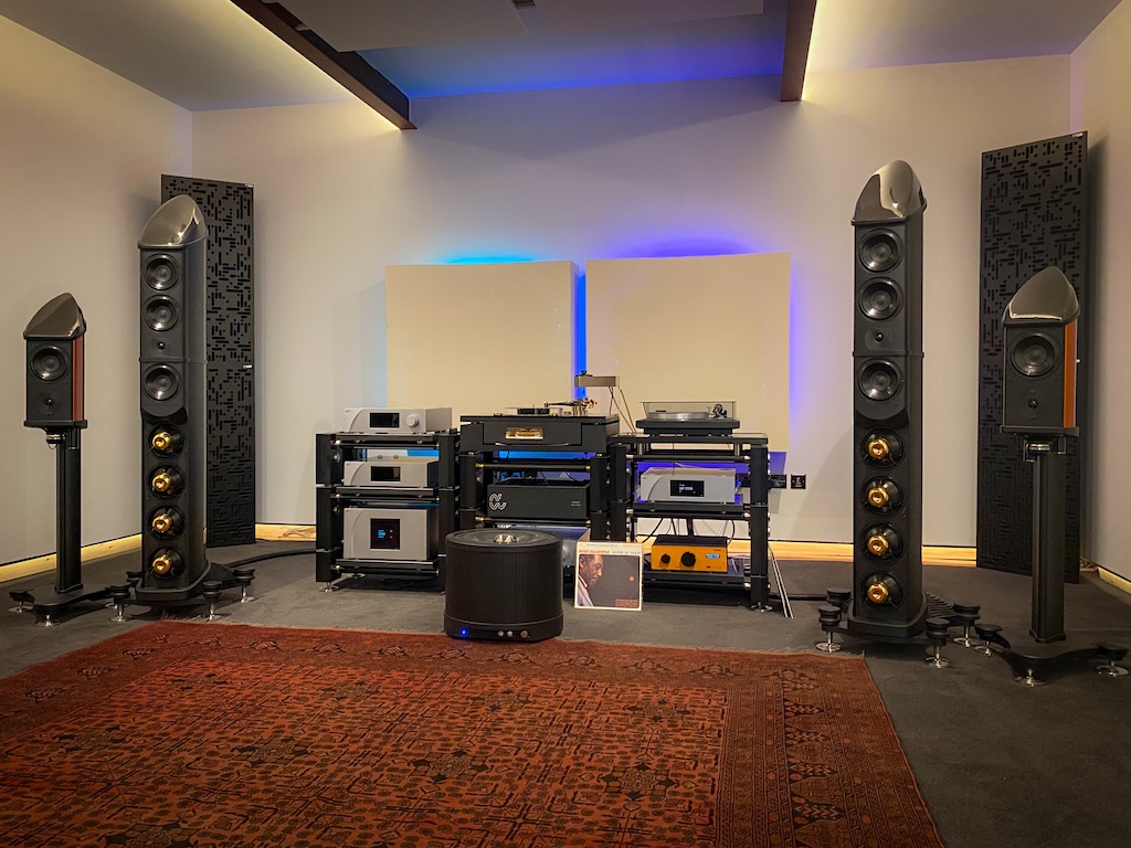 Der Showroom von Wilson Benesch: Dieser gerade erst fertiggestellte, akustisch erstklassige Vorführ- und Hörraum bietet nun das angemessene Ambiente für die High End-Komponenten von Wilson Benesch – und war bei der Listening Session auch der abschließende akustische Höhepunkt unseres Besuch im Falcon House.