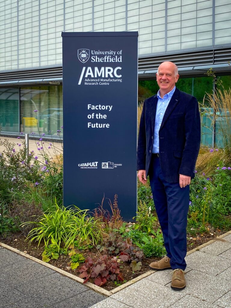 Craig Milnes vor dem Gebäudekomplex des Advanced Manufacturing Research Centre (AMRC). Diesem Forschungs- und Entwicklungszentrum ist Wilson Benesch durch eine langjährige, für beide Seiten fruchtbare Kooperation verbunden.