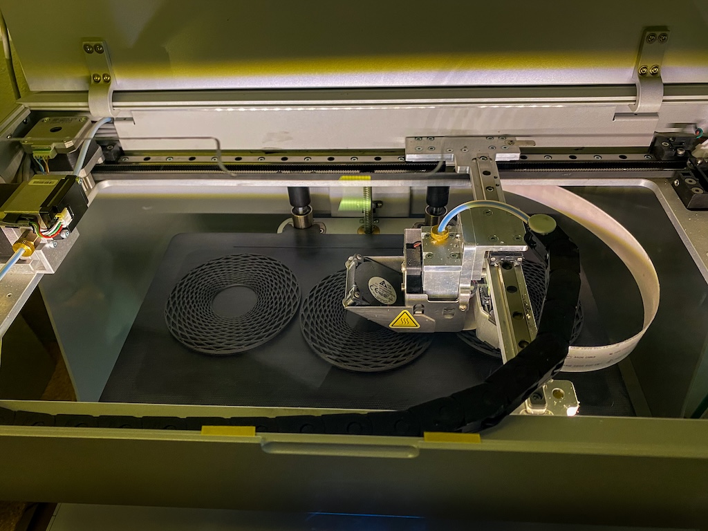 Die 3D-Drucker sind bei Wilson Benesch rund um die Uhr im Einsatz. Sie drucken fünfzig verschiedene Komponenten für die Wilson Benesch-Produkte. Hier entsteht ein eines der neuartigen Fibonacci-Elemente, in diesem Fall die einrahmende Struktur für den Hochtöner der Endeavour.
