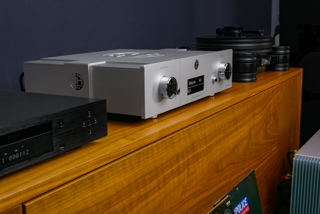 Die edle Optik des Preamp V Phono betonen auch die metallenen Plaketten, die wie Intarsien in beide Wangen und die Fronte eingelassen sind.