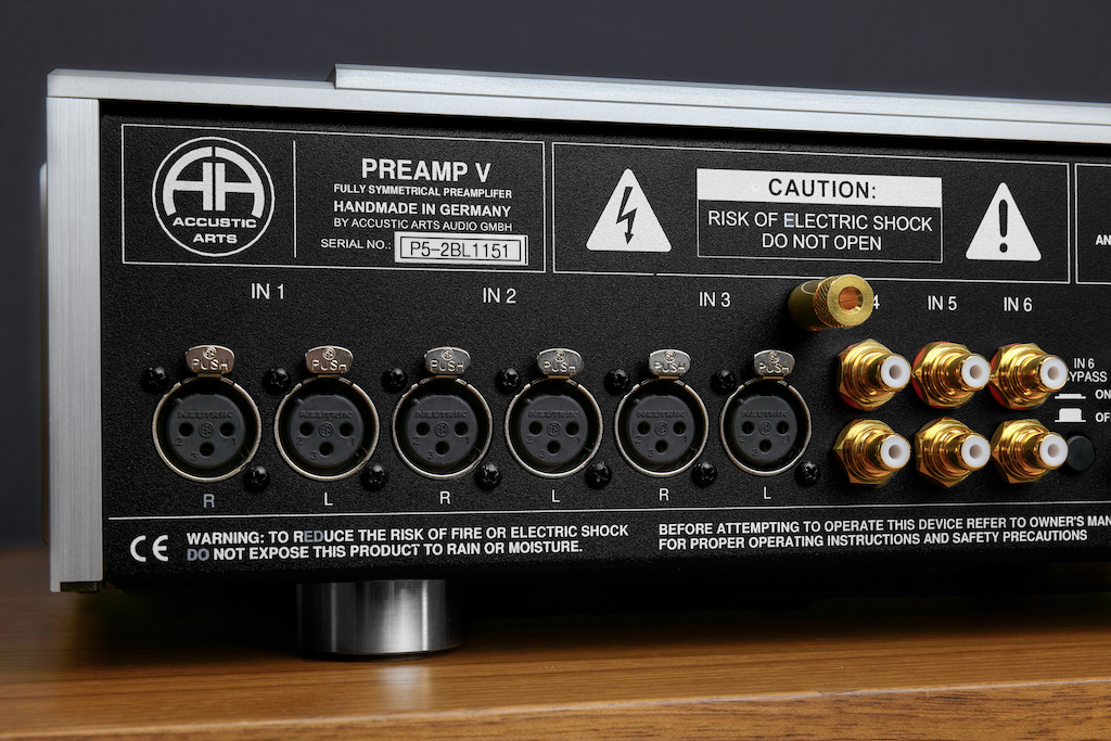 Pralles Input-Portfolio: Der Preamp V Phono ist mit sechs Eingängen ausgestattet – jeweils drei symmetrischen mit XLR-Buchsen und drei unsymmetrischen mit Cinch-Buchsen. „IN 4“ ist bei diesem Phono-fähigen Amp der Anschluss für den Plattenspieler. Zu diesem Eingang gehört die exzellente, vergoldete Erdungsklemme zur Unterbindung von Brummschleifen. Hier können selbst querschnittstarke Massekabel angeklemmt oder eingeführt werden. Auch der „IN 6“ bietet eine Besonderheit: Mithilfe des zugehörigen Schalters agiert er entweder als normaler Line-Eingang oder schleift im „Surround Bypass“-Modus das Signal unverändert durch. So kann der Preamp V Phono an einen steuernden Receiver angeschlossen werden und damit in ein Home Cinema-Setup integriert werden. 