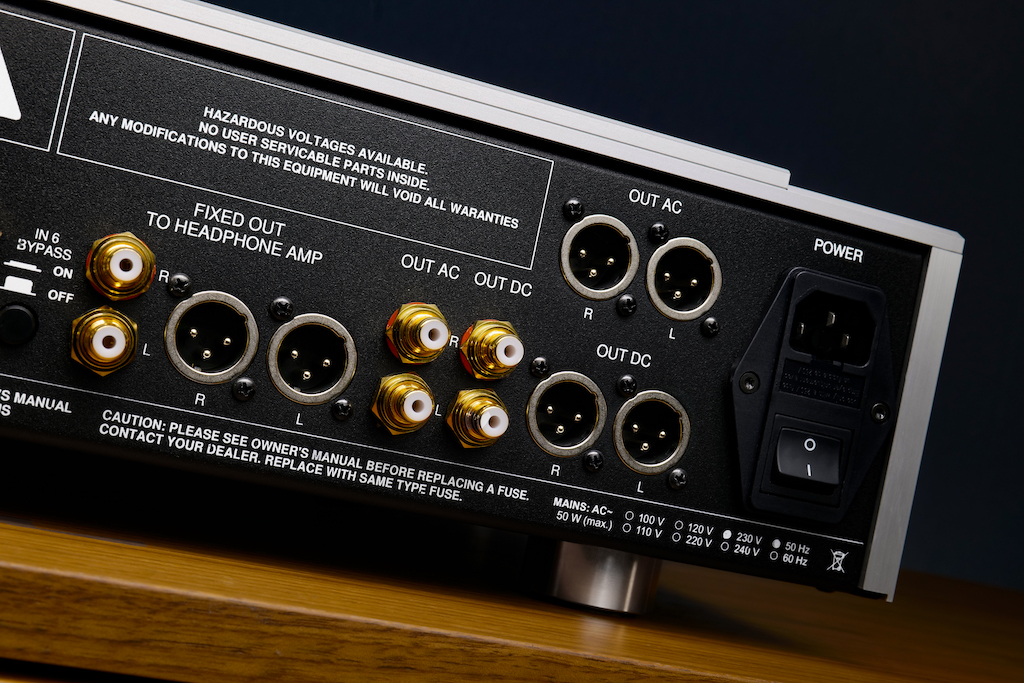 Bei den Ausgängen punktet der Preamp V Phono mit zwei symmetrischen sowie zwei unsymmetrischen Outputs und bietet somit gleich vier Anschlussmöglichkeiten für die nachfolgende Endverstärkung. Die Outputs stehen jeweils AC-gekoppelt und DC-gekoppelt zur Verfügung. Ist die nachfolgende Endstufe für die DC-Kopplung geeignet, kann man zwischen zwei verschiedenen Klangcharakteristika wählen. Der „Fixed Out“ ist für den Anschluss eines externen Kopfhörer-Verstärkers vorgesehen. Auch hier bietet der Preamp V Phono sowohl einen symmetrischen als auch einen unsymmetrischen Ausgang.