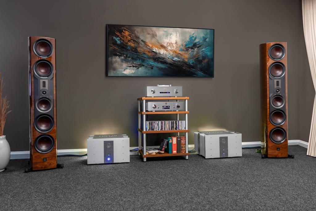 Der Accustic Arts Tube Preamp V im Hörraum: Hier verstärkt er im Verbund mit zwei Accustic Arts Mono VI. Diese Endstufen treiben ein Paar Dali Epikore 11 an. Als Quellgerät agiert der CD-Spieler Accustic Arts Player IV.