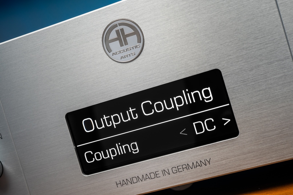 Über das „Output Coupling“ können die „OUT DC“-Ausgänge umgewandelt werden und stehen dann als AC-gekoppelten Outputs zur Verfügung.