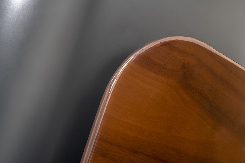Kühl anmutendes und seidenmatt schimmerndss Anthrazit, warm wirkendes und hochglänzendes Holz – die Reference GS Edition besitzt mit dieser Korpus-Flügel-Kombination ein charakteristisches, ikonografisches Design.