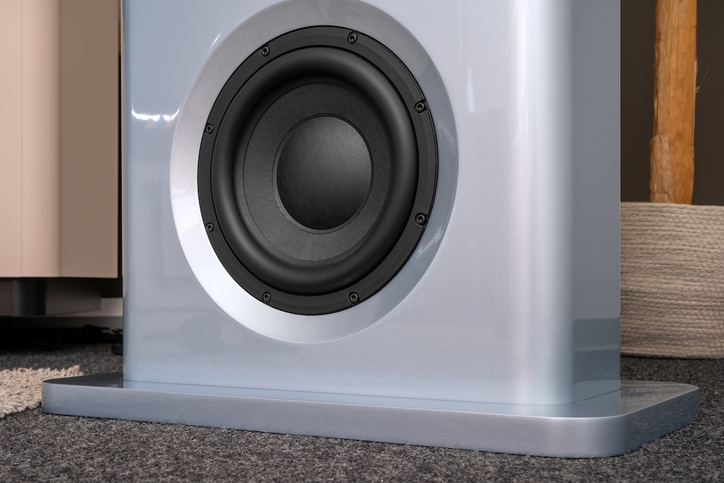 Der hintere Woofer spielt ab 100 Hertz abwärts mit und unterstützt im Monopol-Modus den vorderen Tieftöner, der bereits ab 250 Hertz den Bass liefert. Damit ist das Model M3, trotz der vier Kanäle und der vier Verstärkerzüge, eigentlich ein 3,5-Wege-System. Im Cardioid-Modus wird das Signal für diesen hinteren Woofer stark verzögert. So kommt es zu einer nierenförmigen Charakteristik: Die Abstrahlung nach hinten wird radikal reduziert, die Abstrahlung nach vorne ist gerichteter, der gesamte Lautsprecher wird dadurch noch unabhängiger von Raumeinflüssen. 