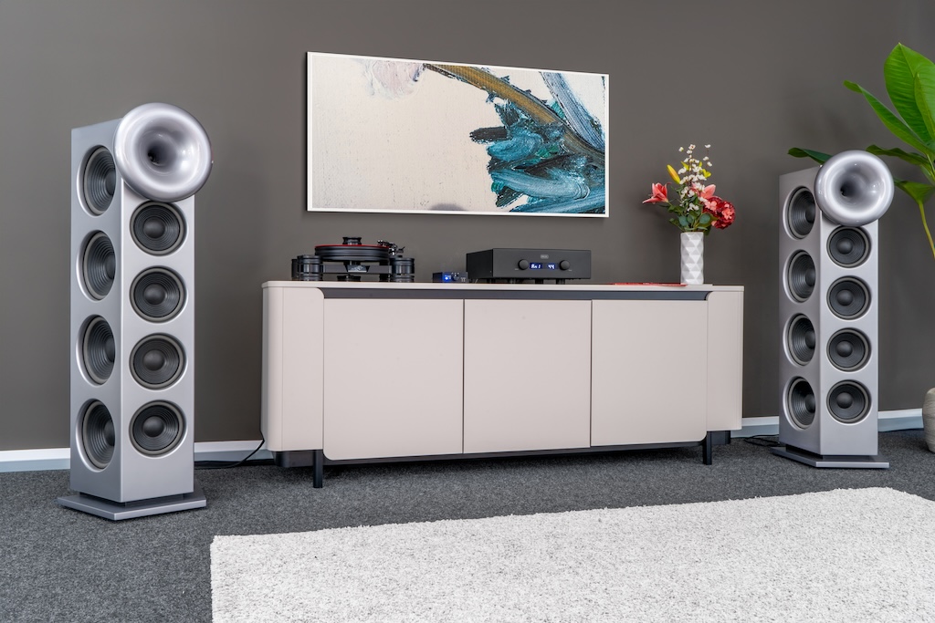 Imposante Erscheinung: Die SteinMusic TopLine Bob M ist mit ihrer Trapezform, dem Horn und der auf Front und Seiten agierenden Chassis-Armada ein echter Blickfang.