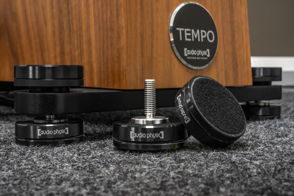 Die Tempo steht normalerweise auf Spikes. Optional bietet Audio Physic VCF II Magnetic Plus-Füße an: Sie bewirken eine noch bessere Absorption und Entkopplung. So lässt sich die Performance der Tempo nochmals steigern.