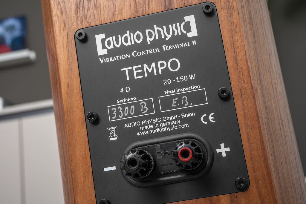 Das Anschlussfeld der Tempo: Audio Physic setzt auch hier auf ausgezeichnete WBT nextgen-Klemmen, die mit minimalem Metallanteil eine maximale Klangneutralität verheißen. Die Klemmen sind gleich doppelt vibrationsentkoppelt: Die gesamte Terminal-Platte ist mit sechs Schrauben fixiert, die nicht in direktem Kontakt mit dem Gehäuse stehen, sondern mit ihren Gewinden in Neopren-Dübeln halt finden. Zudem wird das Feld der Anschlussklemmen von einem absorbierenden Kunststoffring eingerahmt. Audio Physic setzt grundsätzlich auf ein Single-Wiring-Terminal, um zu verhindern, dass ungenutzte und damit überflüssige Klemmen den Klang verschlechtern. Auf Wunsch und gegen Aufpreis wird der Lautsprecher aber mit vier Klemmen ausgerüstet und die Tempo dadurch Bi-Wiring- und Bi-Amping-fähig gemacht.