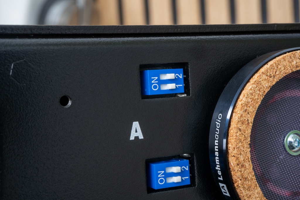 Die Schaltergruppe A besitzt zwei Schalter, mit der die Maximalverstärkung des Phonolith um zehn oder zwanzig Dezibel erhöht werden kann.