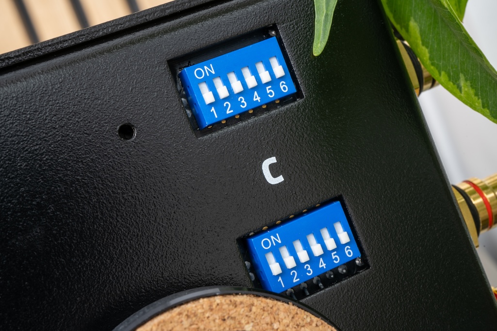 Mit der Schaltergruppe C aktiviert man die MC-Verstärkung und passt den Abschluss des Phono-Eingangs an das eigene Tonabnehmersystem des Plattenspielers an. Hier sind verschiedene Impedanzen zwischen 1 Kiloohm und 74 Ohm und zusätzlich eine Wahlimpedanz einstellbar sowie eine Ein-Nanofarad-Kapazität zuschaltbar.