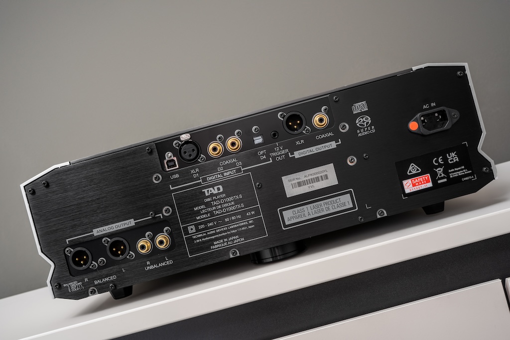 Mit seinen zahlreichen Schnittstellen empfiehlt sich der D1000TX als Digital Media Center. Dies unterstreichen auch seine Ausgänge: Analog bietet er das Audiosignal sowohl über einen symmetrischen als auch einen unsymmetrischen Ausgang. Dieses Signal liefert der D1000TX lautstärkegeregelt, weshalb er als Vorstufe nutzbar ist und direkt an Aktivlautsprecher oder einen Endverstärker angeschlossen werden kann. Der Ausgangspegel kann aber auch fixiert werden, wenn der Player an einen lautstärkegeregelten Vorverstärker angeschlossen wird. Digital stellt der D1000TX sein Signal ebenfalls symmetrisch und unsymmetrisch via XLR und Cinch zur Verfügung. So lässt sich ein externer DAC oder Digitalrekorder anschließen. Hier werden PCM-Signale mit einer Abtastrate von 384 Kilohertz beziehungsweise 354,8 Kilohertz nach 192 Kilohertz beziehungsweise 176,4 Kilohertz konvertiert ausgegeben. DSD-Signale werden in ein PCM-Signal mit der Abtastrate 88,2 Kilohertz umgewandelt. Bei der SACD-Wiedergabe ist die digitale Ausgangssektion deaktiviert.